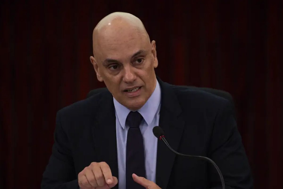 Bolsonaro violou 'dolosa e conscientemente' a tornozeleira eletrônica, diz Moraes em voto