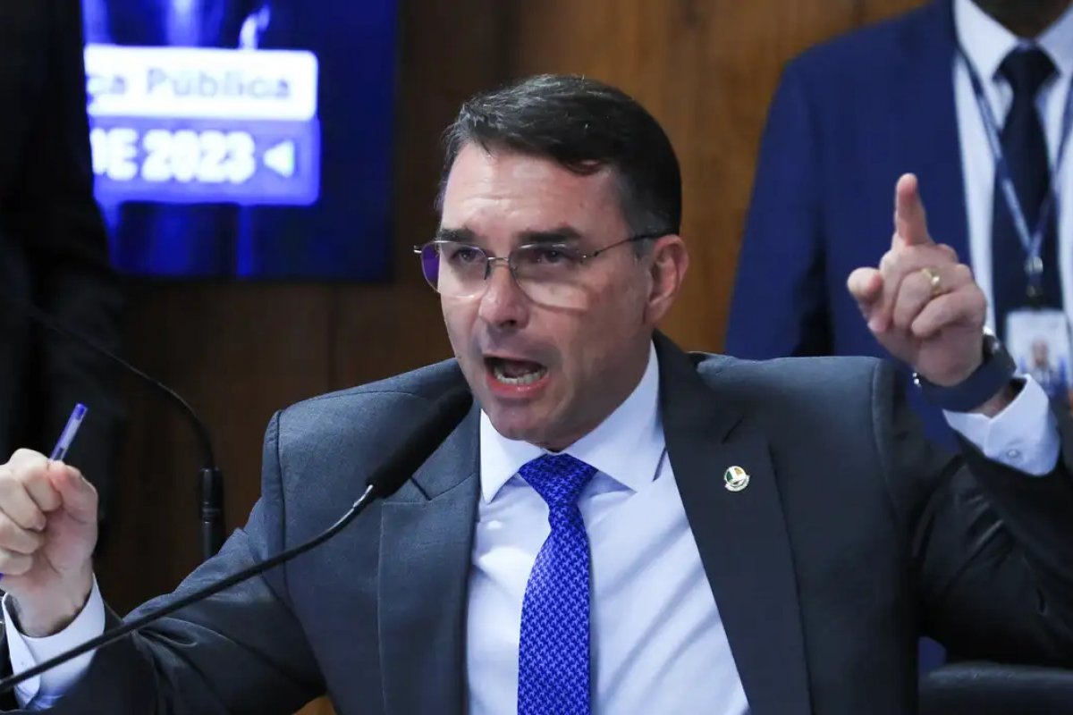 VÍDEO: "Alexandre de Moraes virou um negacionista", afirma Flávio Bolsonaro em coletiva
