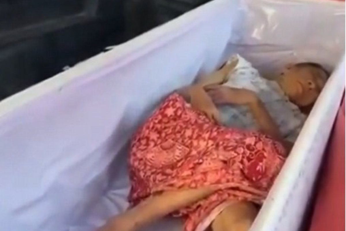 Vídeo: mulher escapa por instantes de ser cremada viva na Tailândia 