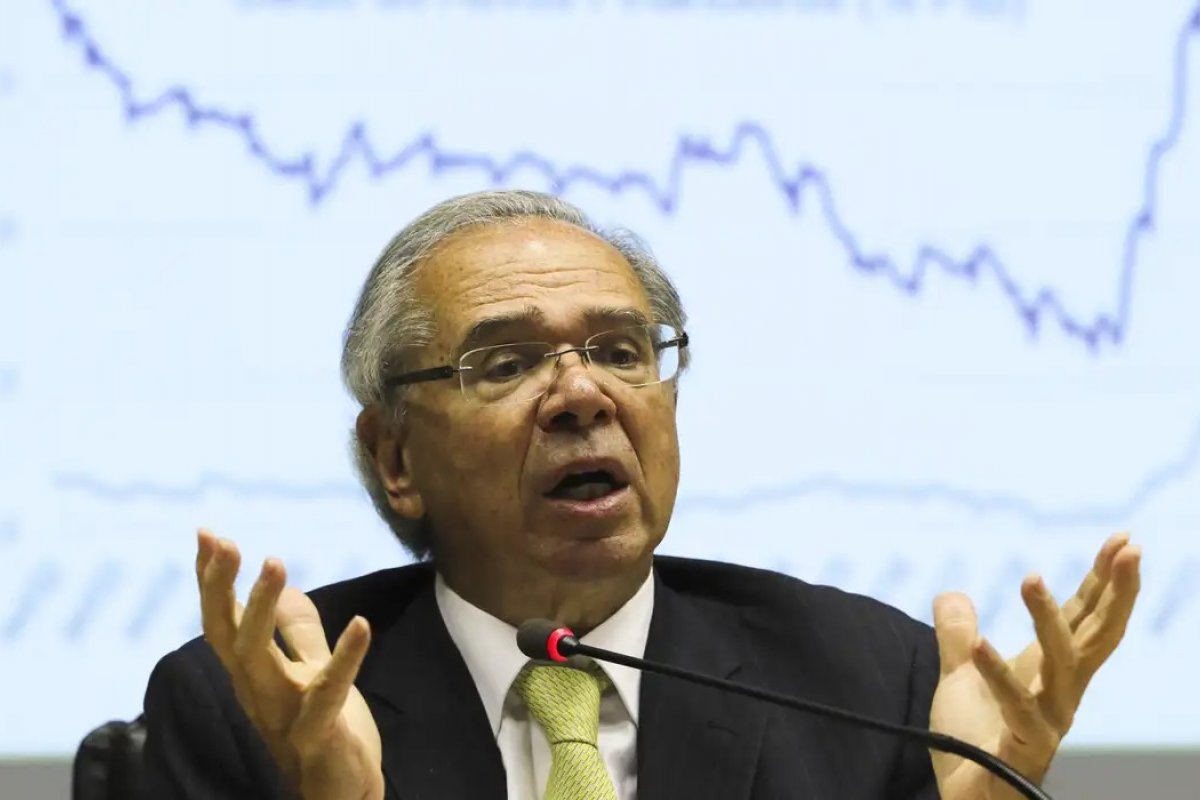 Ex-ministro da Economia Paulo Guedes critica estratégia do tarifaço americano: "Sobe o preço lá e desce o preço aqui"