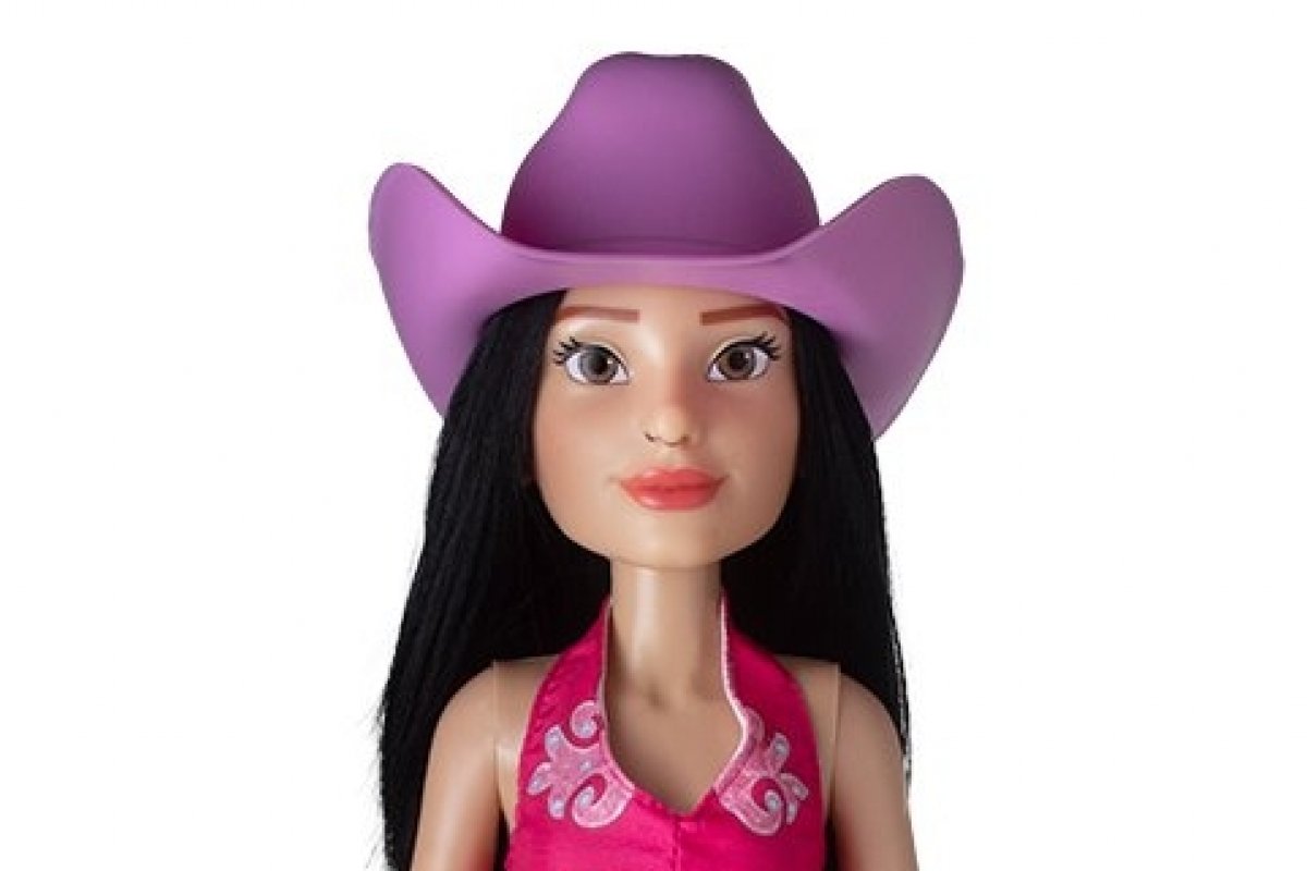 Boneca oficial da cantora Ana Castela chega ao mercado e reforça a artista como marca no universo infantil! 