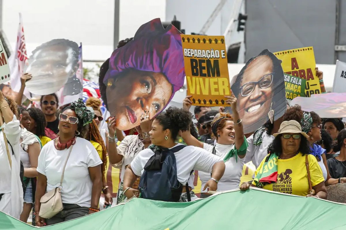Marcha em Brasília une mulheres negras de todo o Brasil contra o racismo 