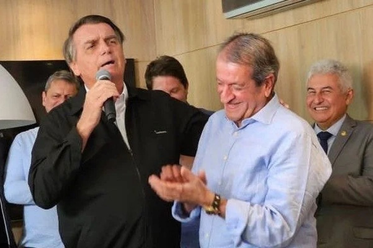 Bolsonaro acumula aposentadorias e salário; veja quanto por mês