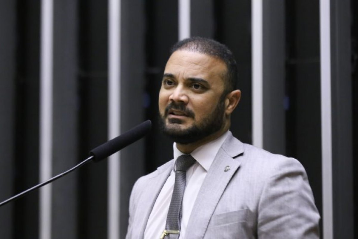 Após morte de criança em Manaus, deputado questiona qualidade de 'médicos formados pelo MST'