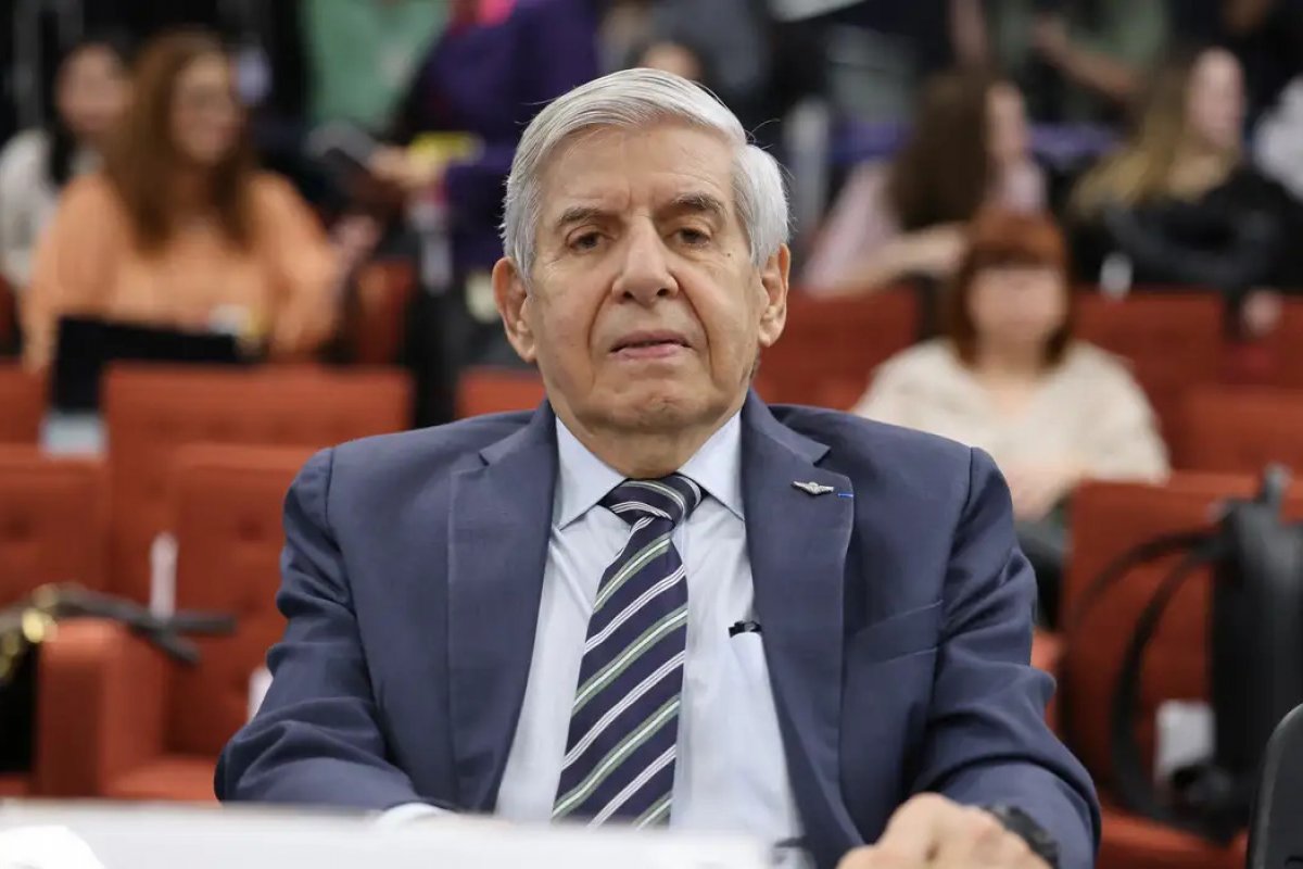Moraes pede comprovação de diagnóstico de Alzheimer à defesa de Augusto Heleno 
