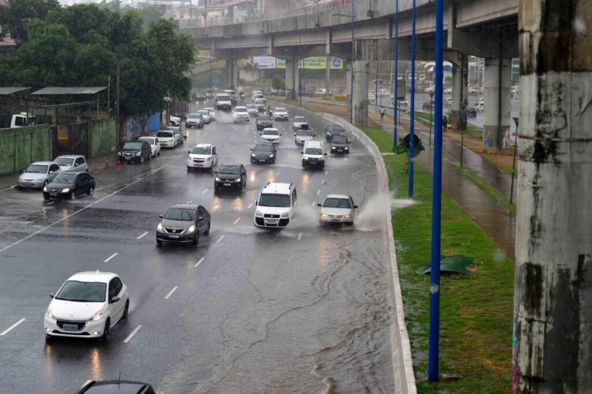 Inmet emite alerta para chuva forte em 228 municípios baianos até terça-feira (2); veja cidades