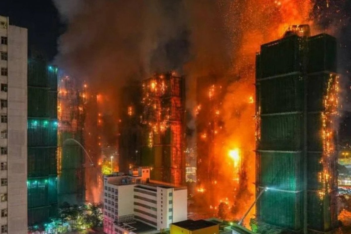 Sobe para 146 número de mortos em incêndio no complexo residencial em Hong Kong