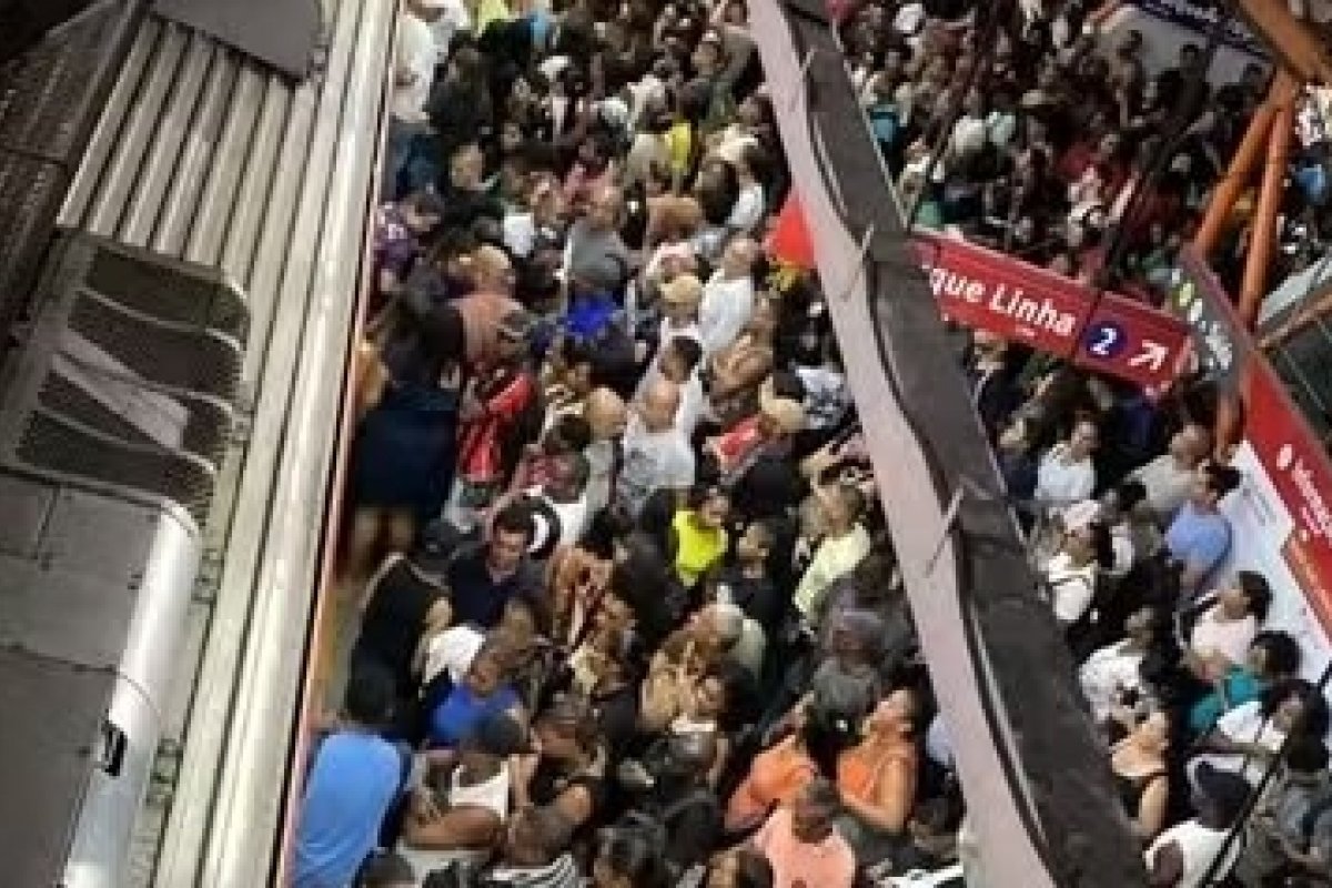 Falha em trem provoca superlotação nas estações de metrô em Salvador