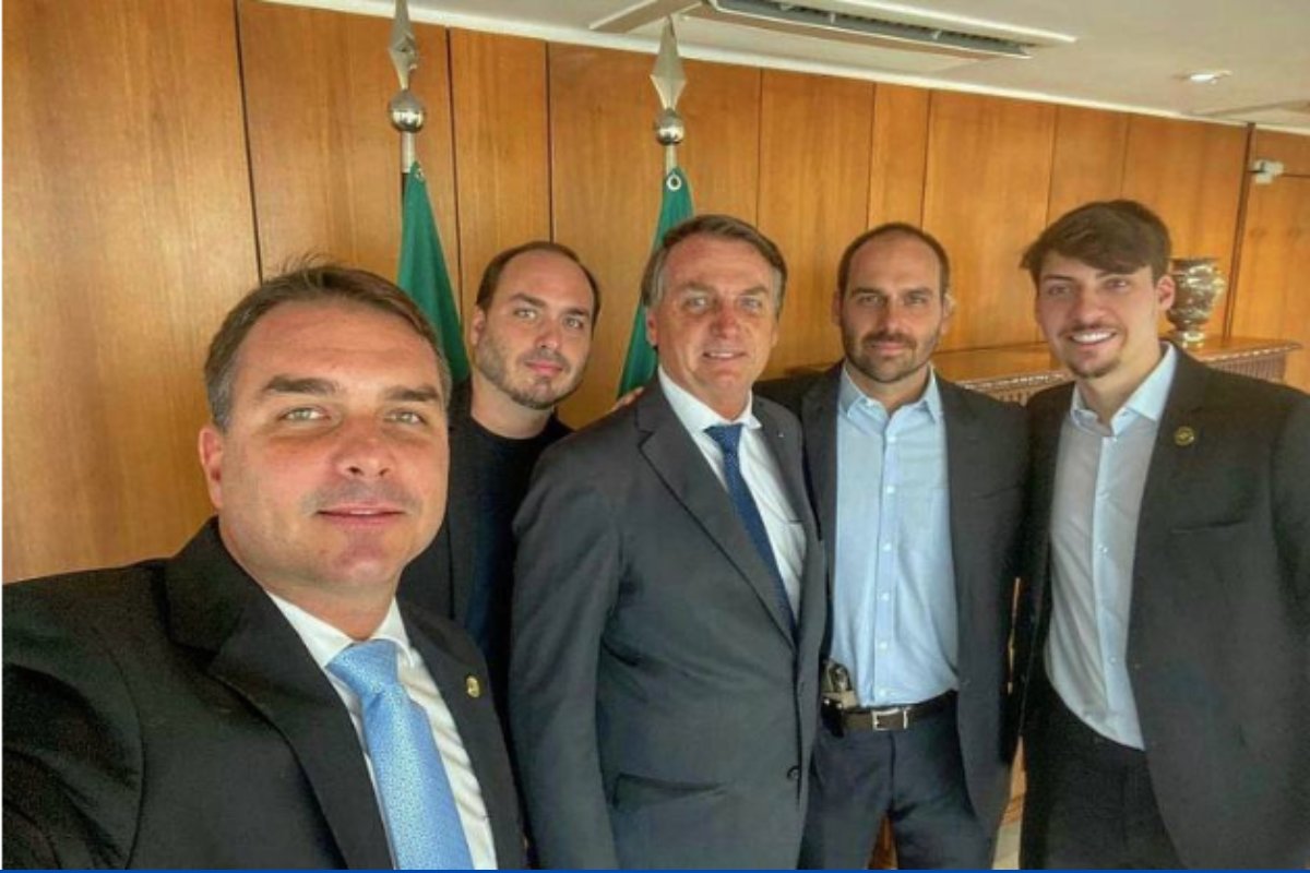 Filhos de Jair Bolsonaro criticam fala de Michelle após ex-primeira-dama criticar o PL