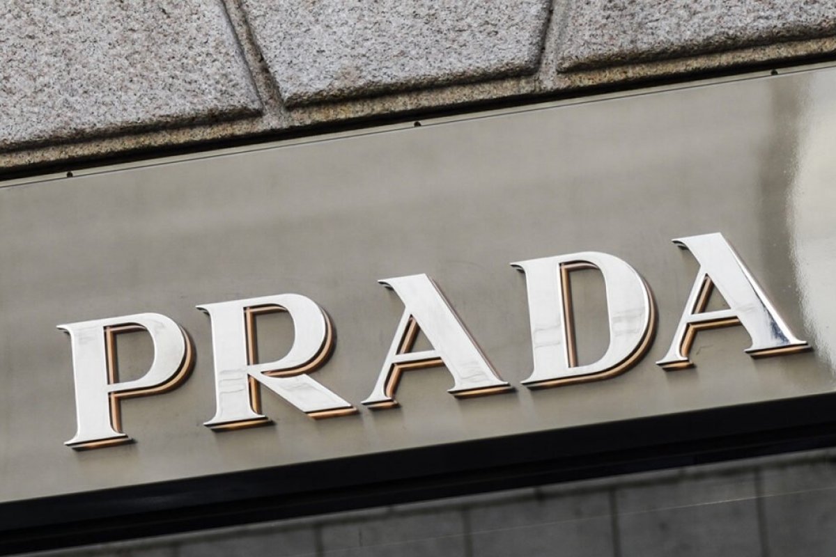 Prada conclui compra da Versace por US$ 1,4 bilhão! 