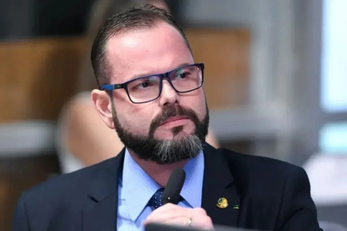 Senador do PL, Jorge Seif paga R$ 31 mil a ex-diarista; equipe do gabinete alega que não conhece a funcionária 