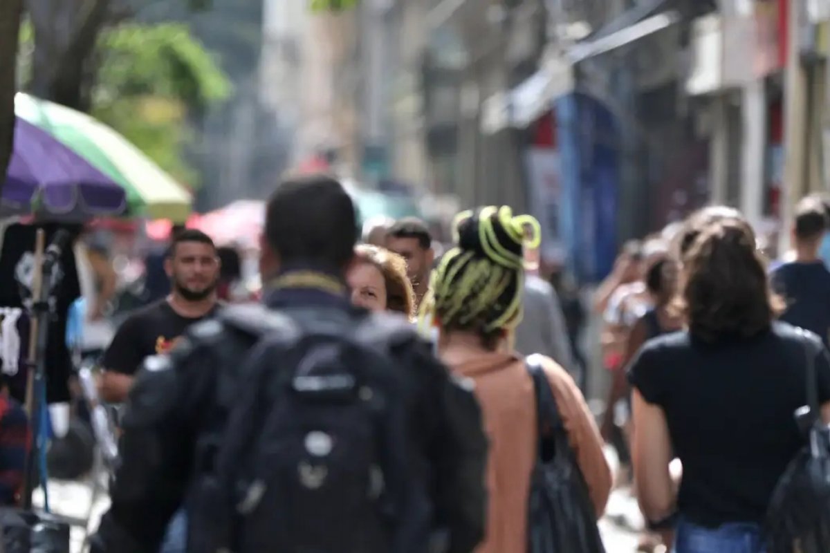 Renda por hora de trabalho dos brancos é 64% maior que a dos pretos e pardos