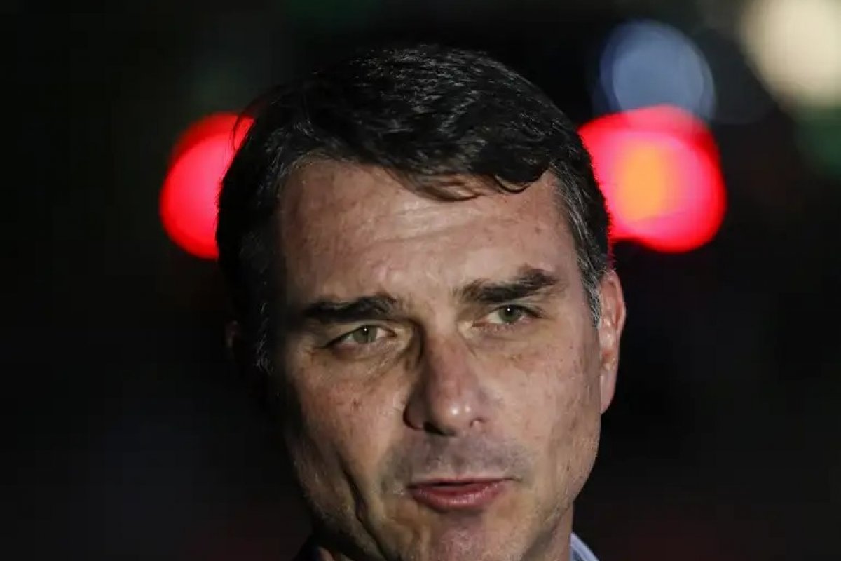 Flávio Bolsonaro patina em conversas sobre 2026 e entra na mira do STF