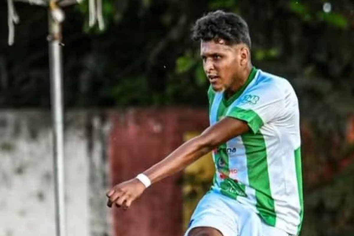 Jogador de futebol amador é assassinado a tiros dentro de casa na Bahia