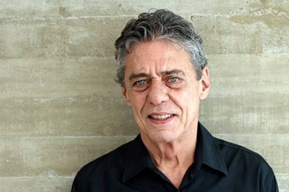 Chico Buarque agita a web ao postar foto antiga com Milton Nascimento e Caetano Veloso
