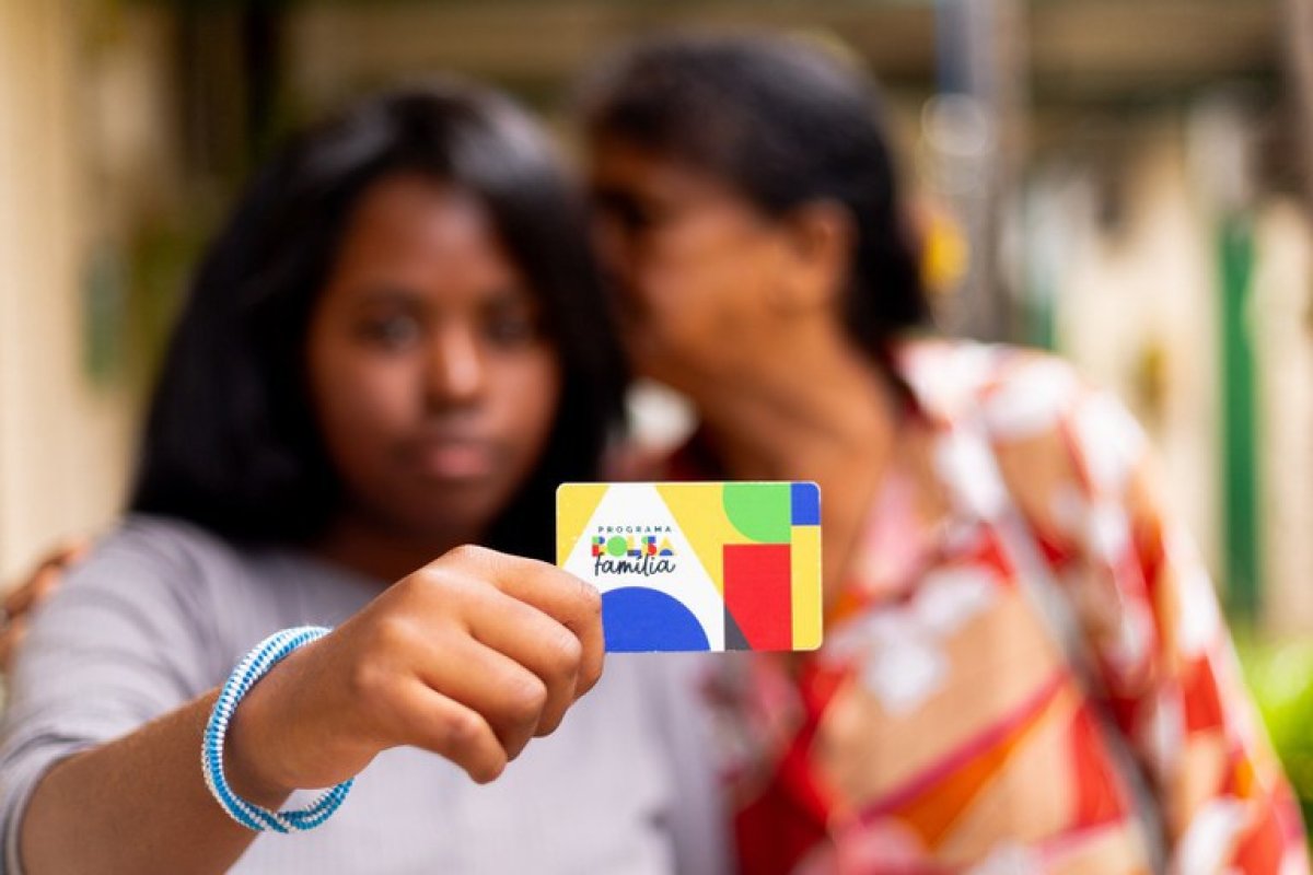 7 em cada 10 adolescentes beneficiários do Bolsa Família em 2014 deixaram o programa até 2025, diz estudo