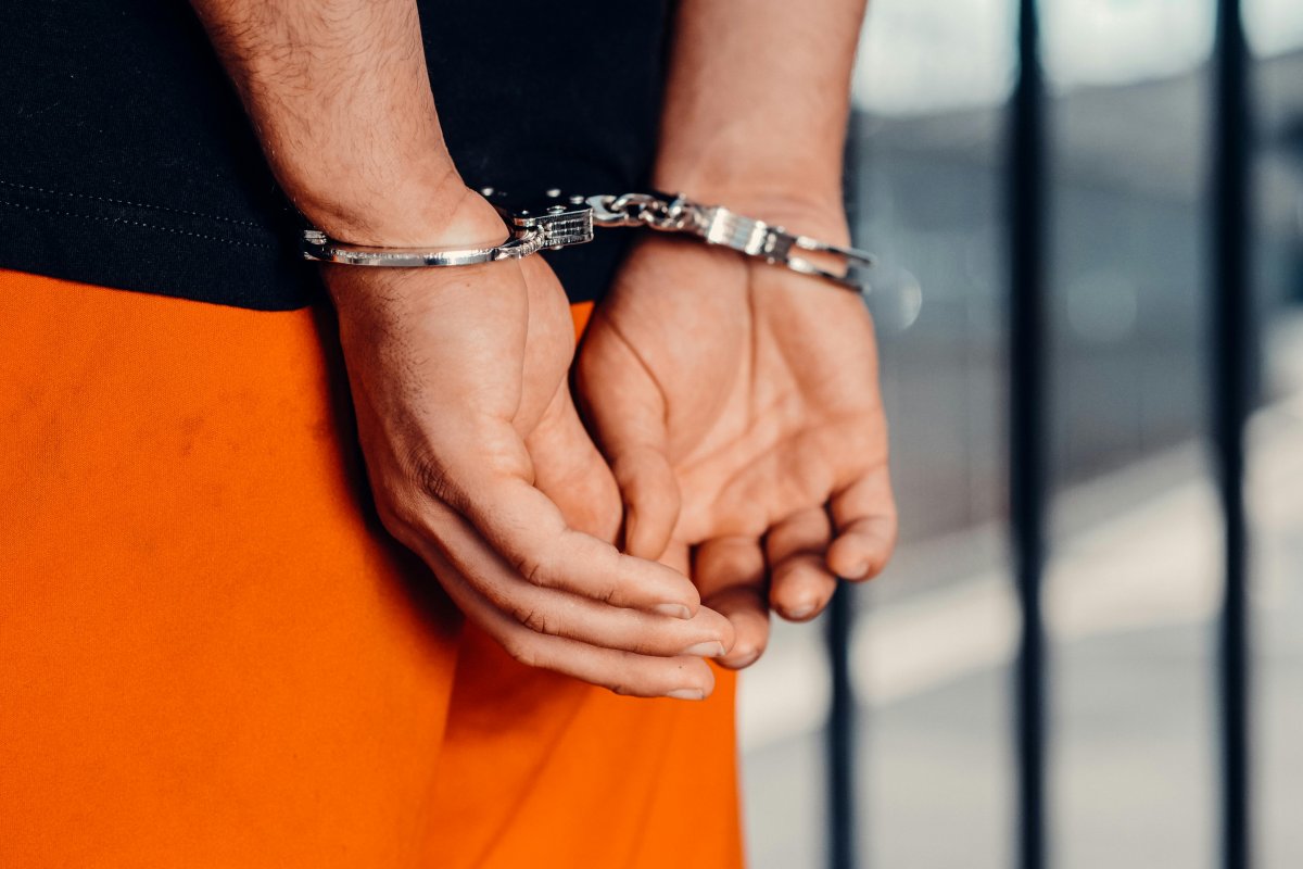 Homem é preso, acusado de estuprar mulher que conheceu em aplicativo de relacionamento.