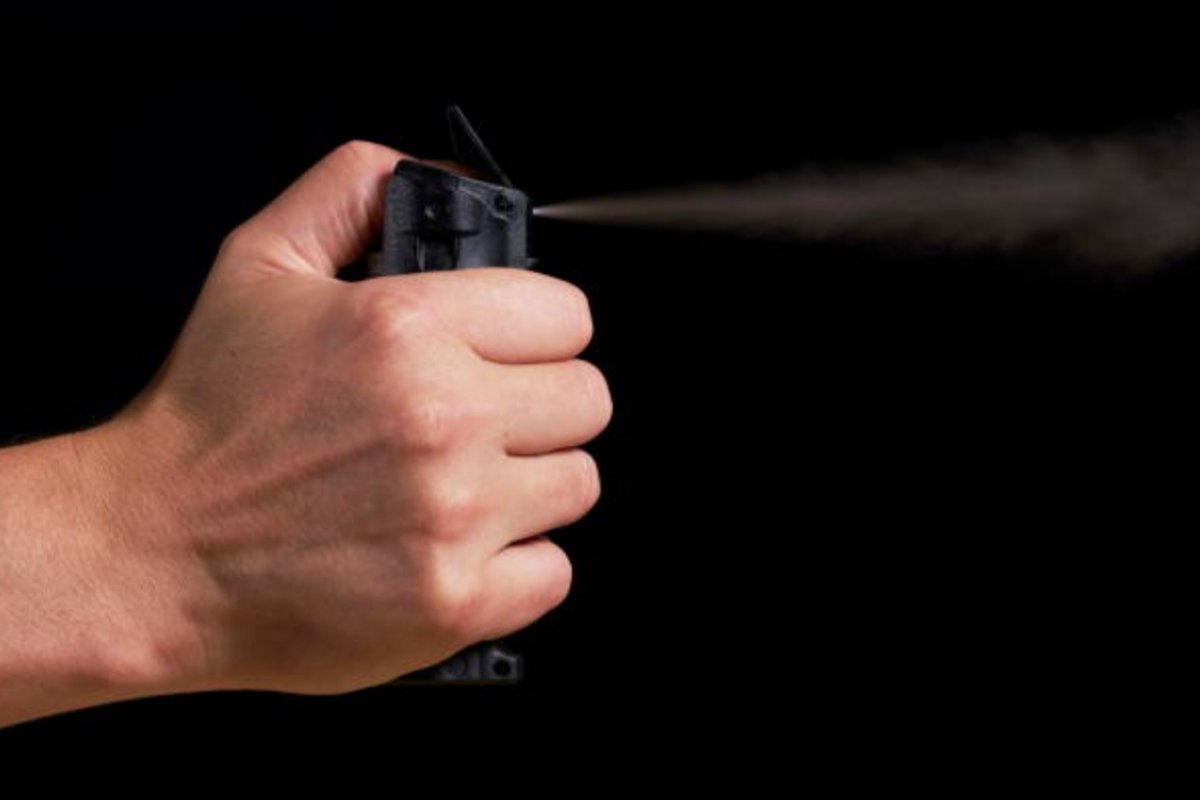 Grupo de homens é acusado de atacar passageiros com spray de pimenta em aeroporto no Reino Unido