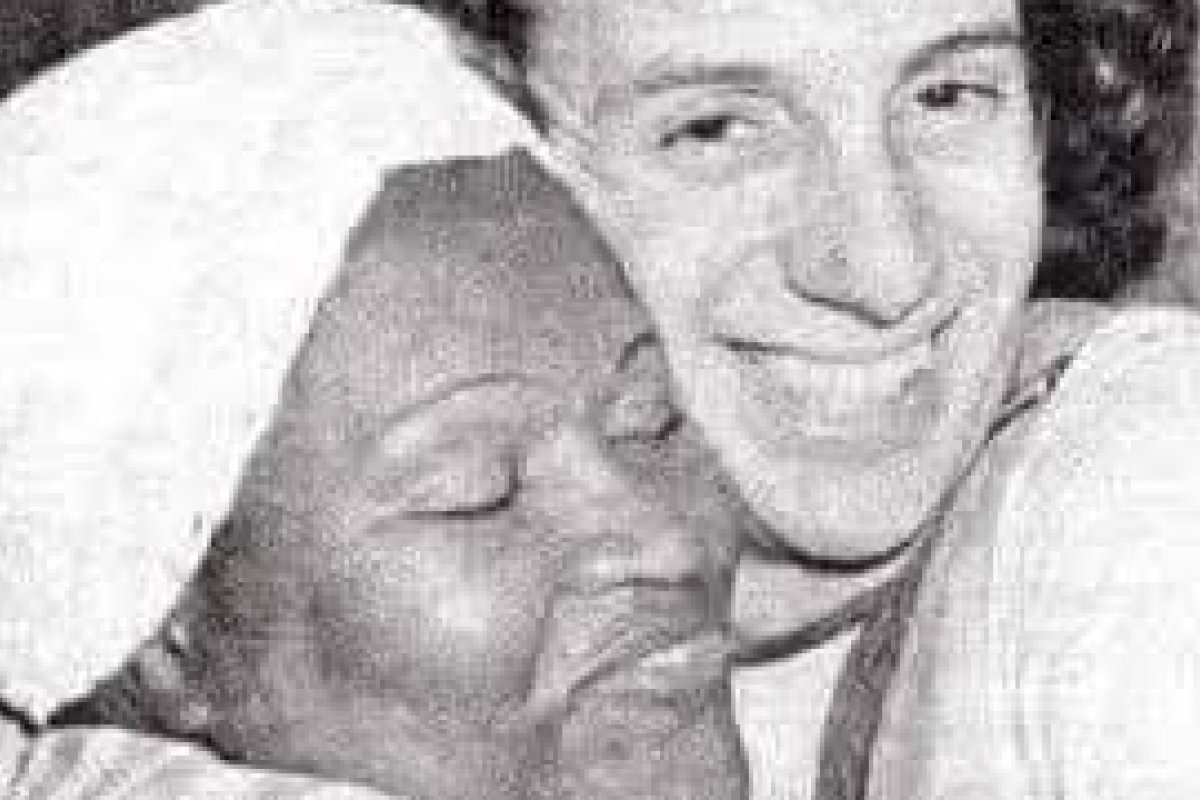 Nos Tempos de Carinhoso 1973: Marco Nanini dá um gostoso abraço na saudosa atriz  baiana Zeni Pereira!   