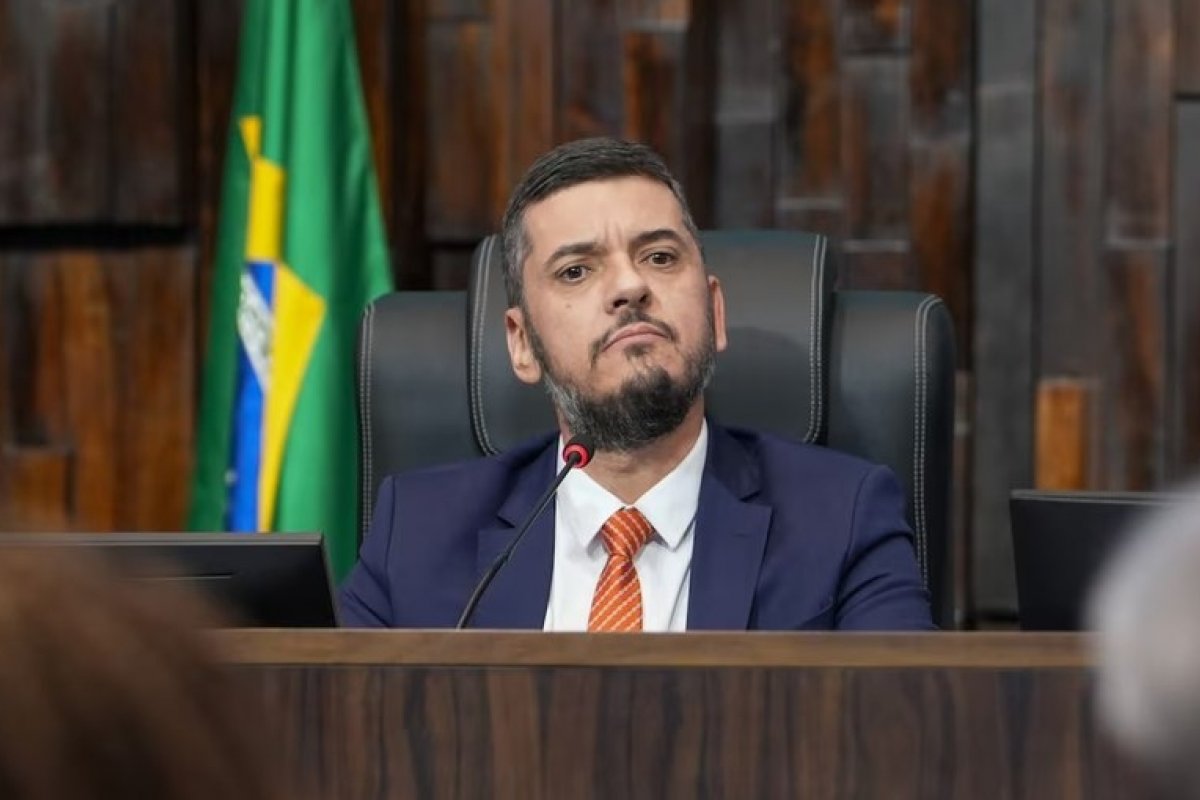 Deputados de direita votam em massa para livrar acusado de vazar operação contra Comando Vermelho da prisão; uma petista também foi a favor