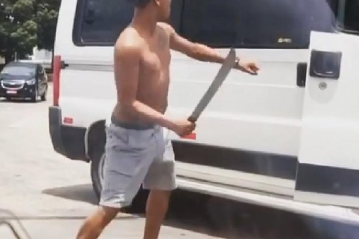Durante briga de trânsito, homem puxa um facão para motorista; confira vídeo