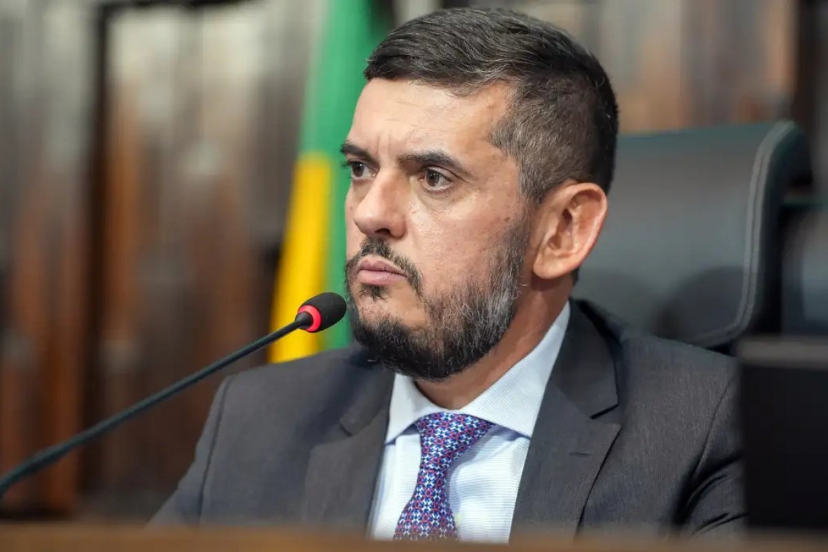 Após colocar tornozeleira eletrônica, Rodrigo Bacellar é solto no Rio
