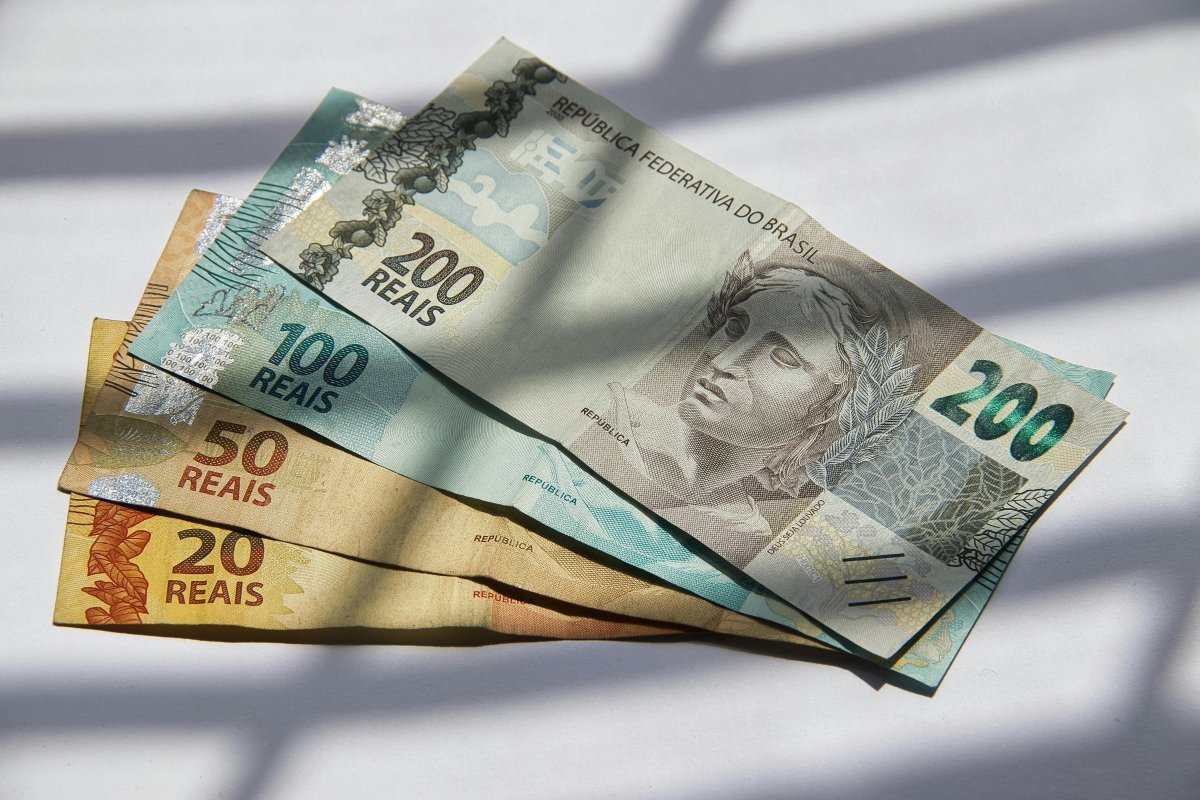 Salário mínimo será de R$ 1.621 em 2026, confima governo; veja o que muda com valor