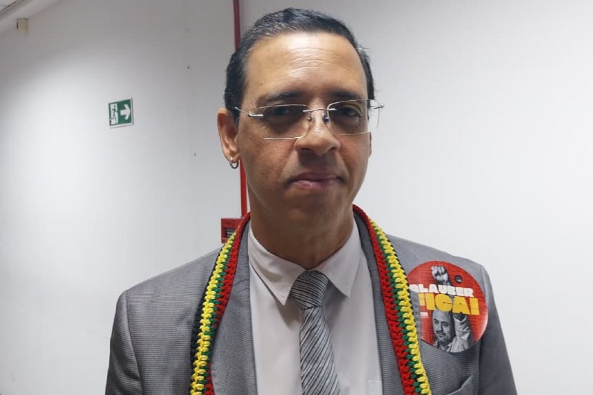 Vídeo: "É uma movimentação contra o povo brasileiro", diz Hilton Coelho sobre aprovação de projeto que visa reduzir pena de Bolsonaro e condenados do 8/1