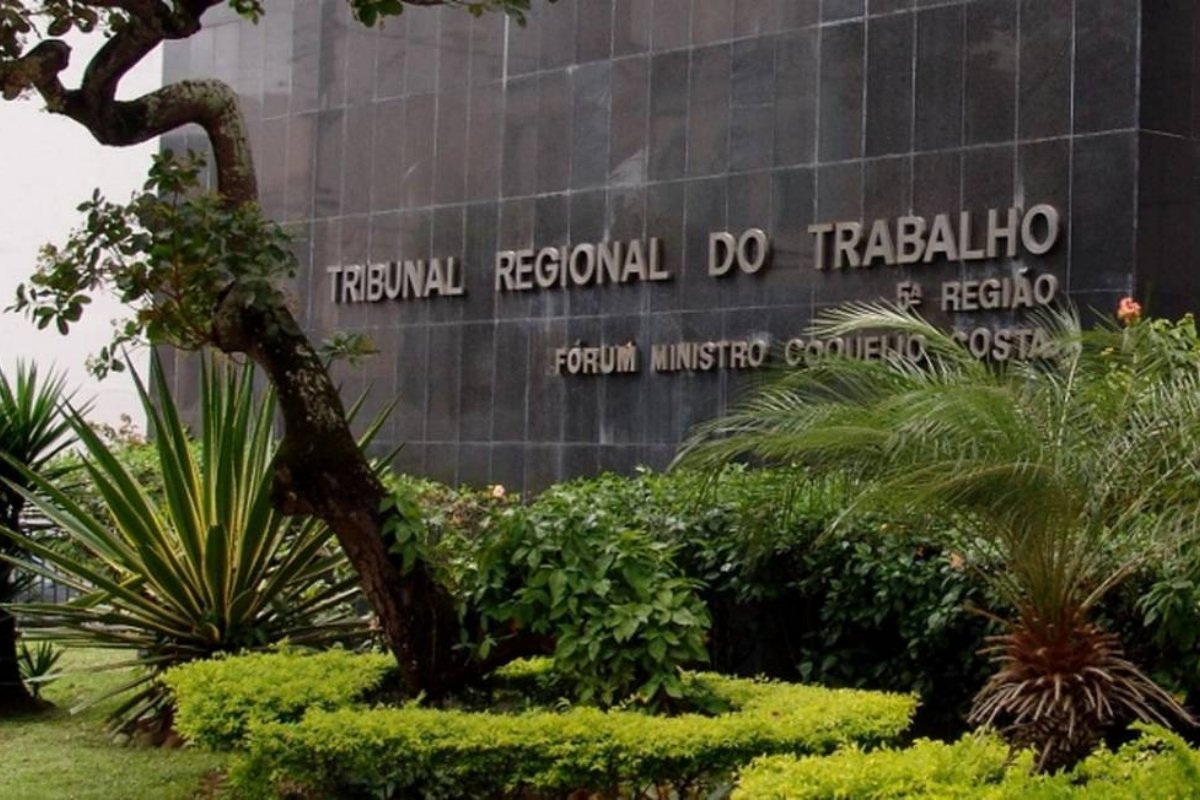 Mulher é demitida após publicar vídeo criticando a empresa as redes sociais