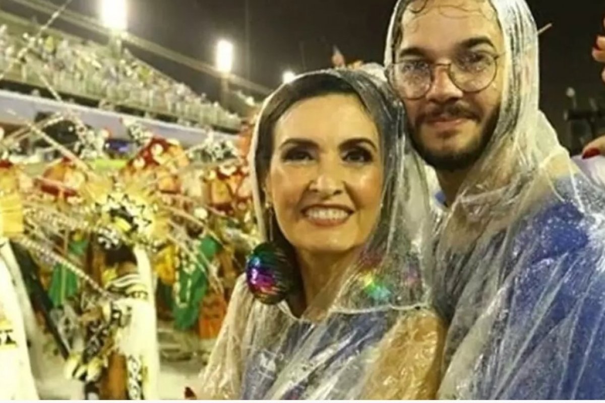 Fátima Bernardes e Túlio curtem desfile das campeãs debaixo de chuva  