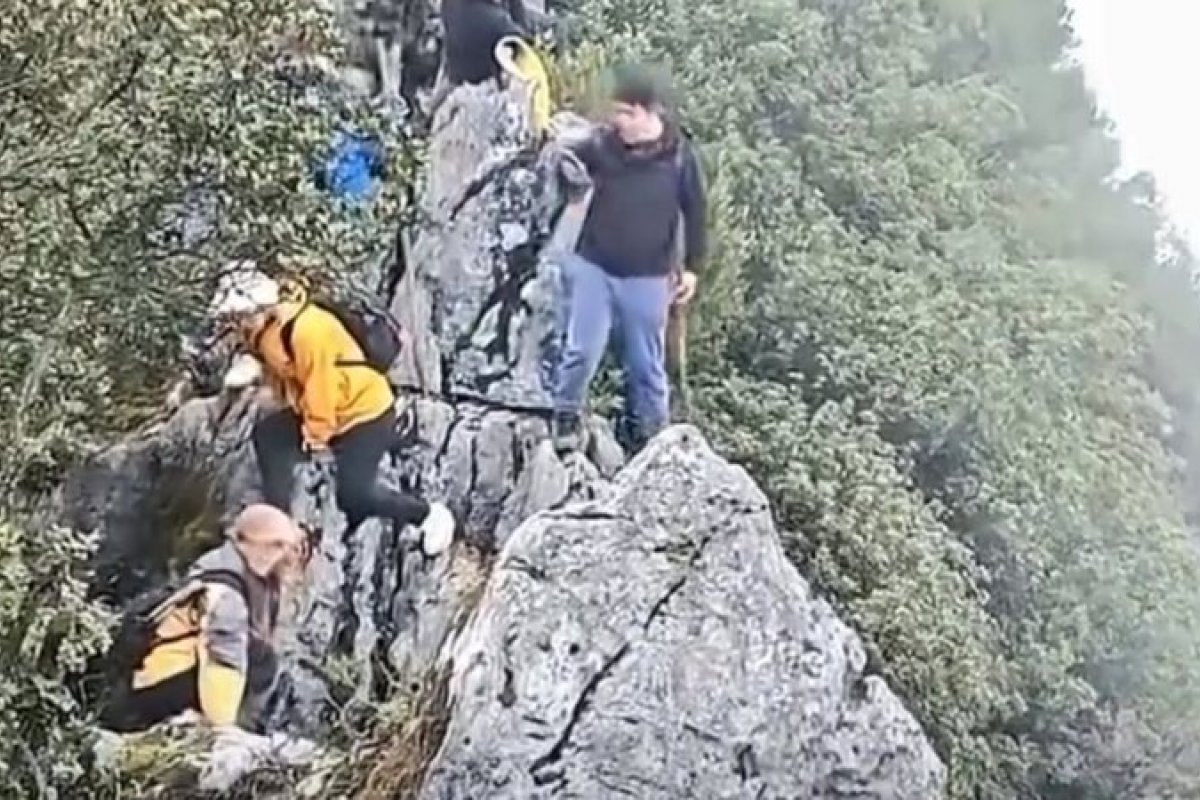 Vídeo: turista cai de penhasco ao tentar tirar selfie na China 
