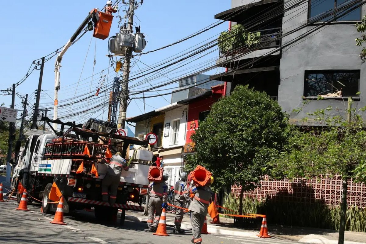 Enel diz que fornecimento de energia deve ser normalizado até domingo; SP segue em alerta para chuva e ventos fortes