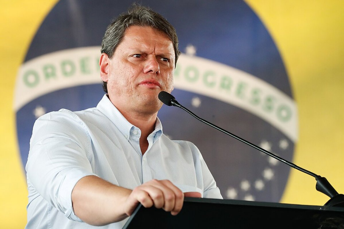 Governador de São Paulo crítica “polarização acirrada” em evento com a presença de Lula 
