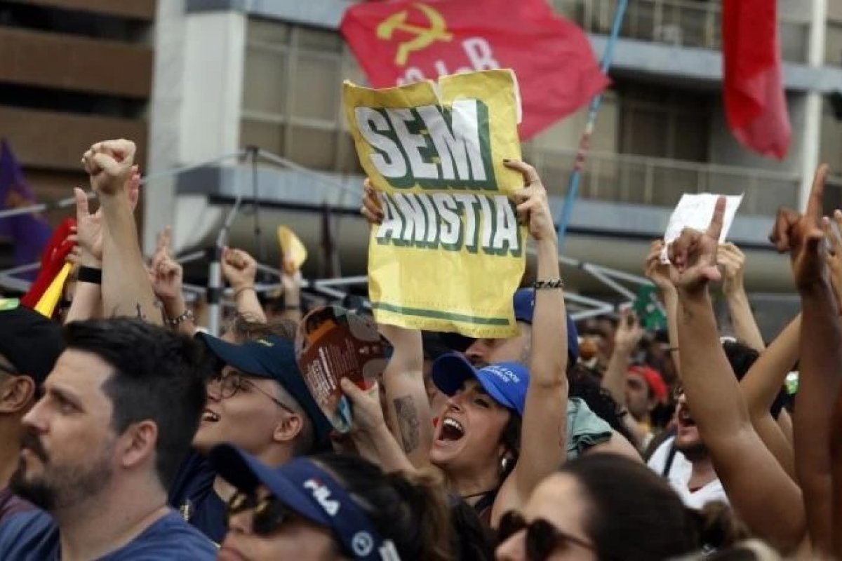 Atos em todo o país protestam contra o PL da Dosimetria neste domingo