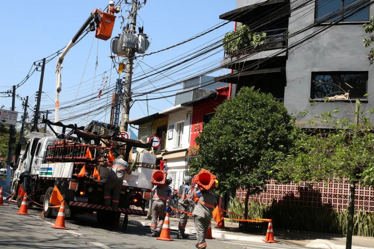 Quatro dias após ciclone, SP ainda tem mais de 90 mil imóveis sem energia