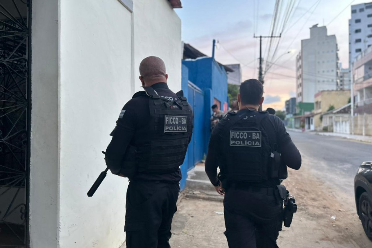Mulher que atua com negociante de armas para facção do sul da Bahia é presa
