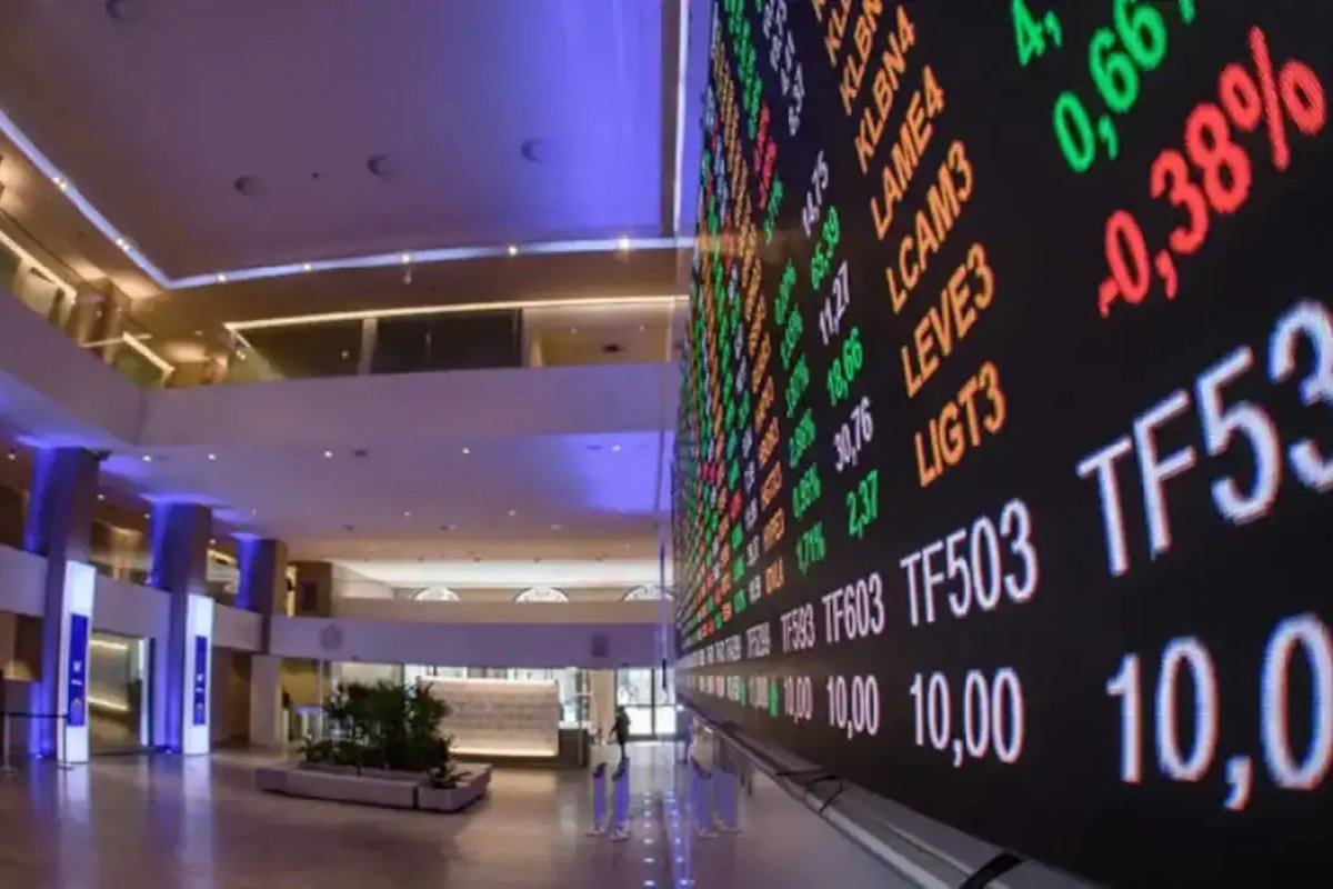 Bolsa despenca mais de 2% e dólar fecha a R$ 5,46 com pesquisa eleitoral e ata do Copom