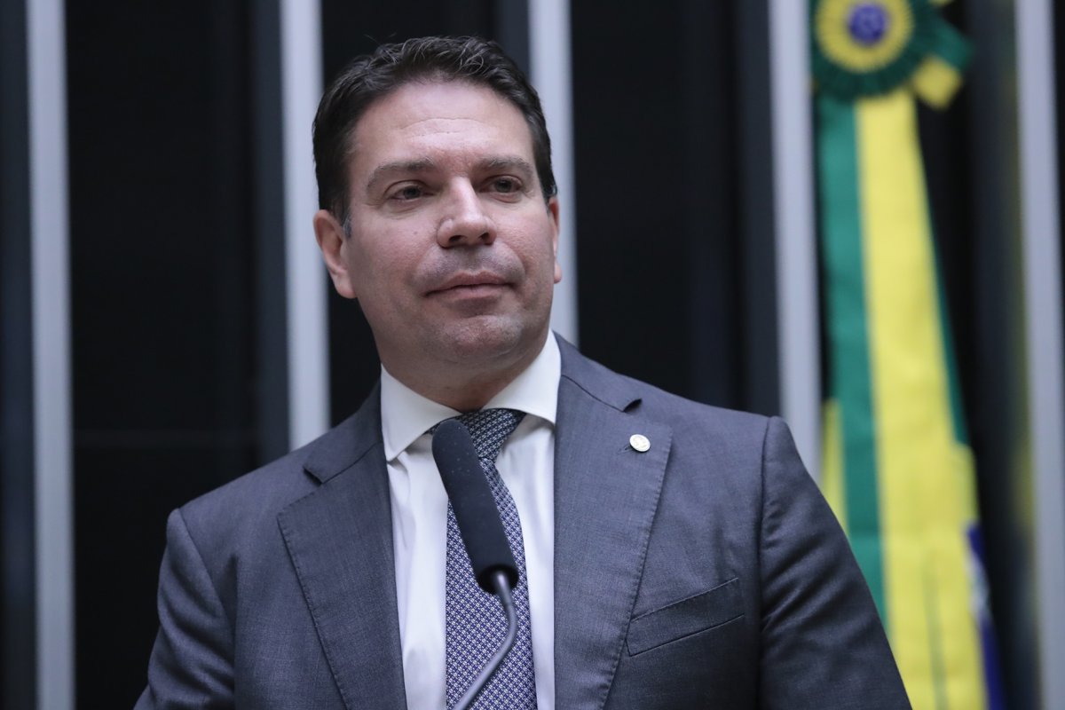 Moraes envia ao MJ formalização da extradição de Ramagem 