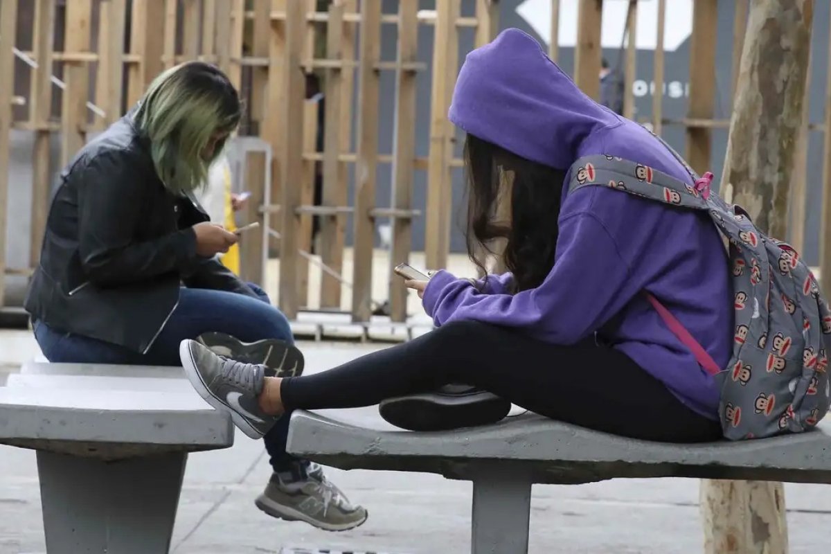 Por que a Austrália baniu redes sociais para menores de 16 anos