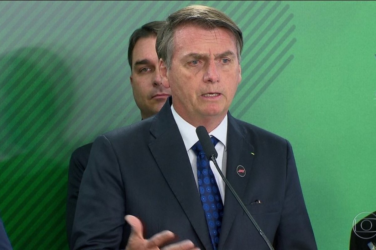 Bolsonaro assina MP relacionada a contratação de profissional temporário