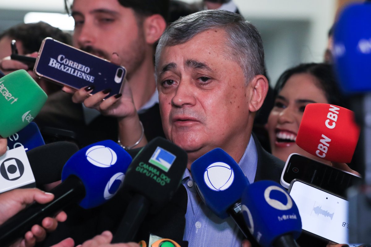 Líder do governo diz que partidos com ministérios devem se mancar e ajudar Lula em votações