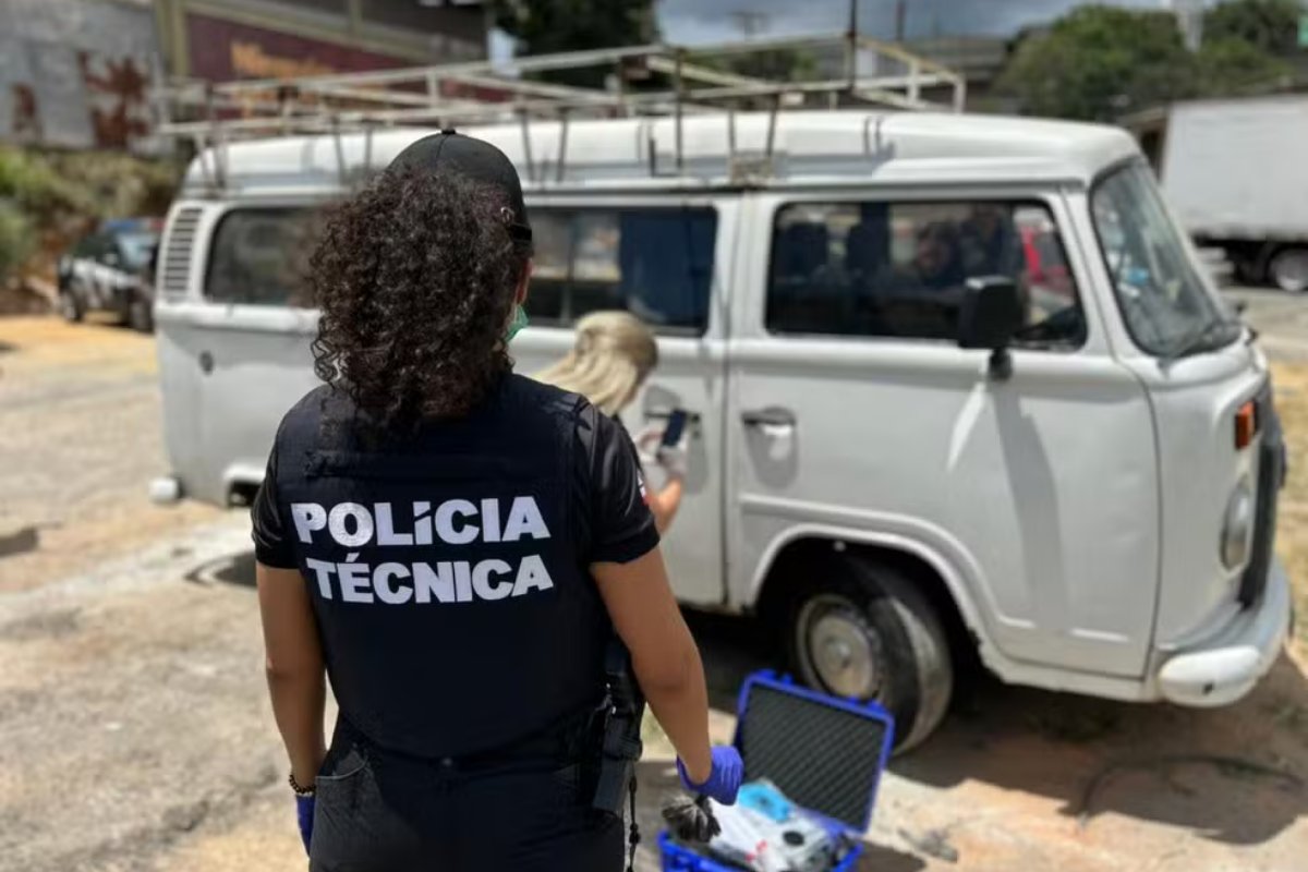  Kombi usada por funcionários de empresa de telefonia assassinados em Salvador é encontrada 