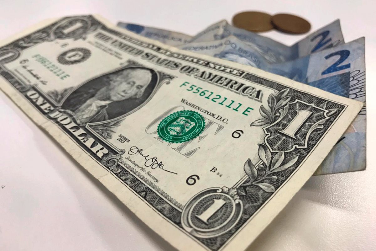 Dólar opera em alta pela 9ª sessão seguida e volta a bater R$ 4,50