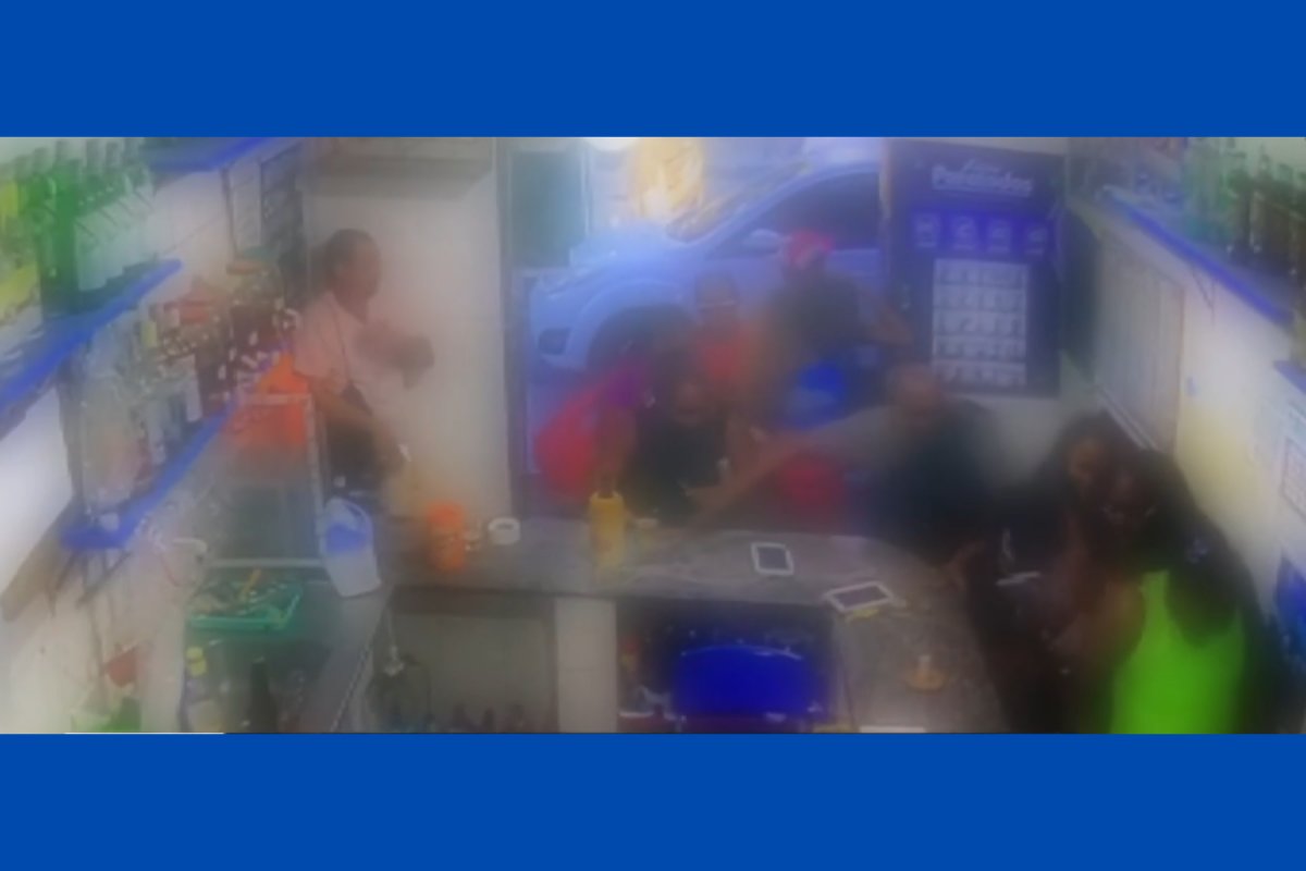 Vídeo: câmera de segurança registra fuga de moradores durante tiroteio em bairro de Salvador