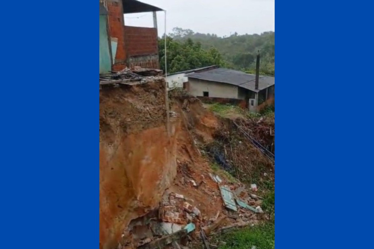 Alagamentos, deslizamentos e quedas de árvores: chuva forte causa prejuízos em cidades do sul da Bahia