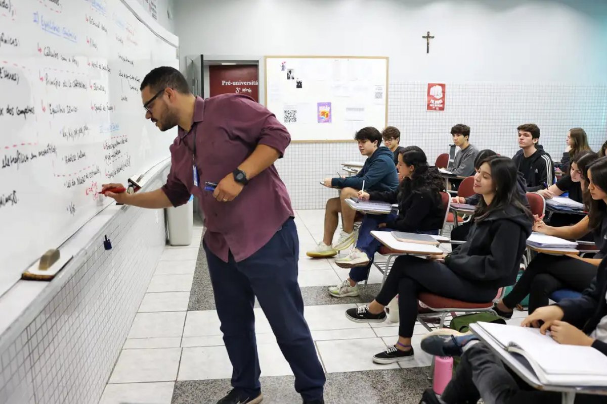 Congresso aprova emenda que autoriza acúmulo de cargos públicos por professores