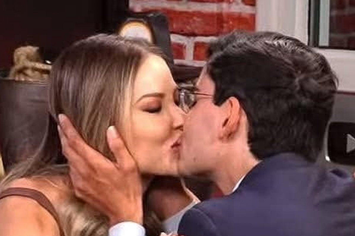 Dudu Camargo surpreende e pede a Saory em namoro ao vivo!
