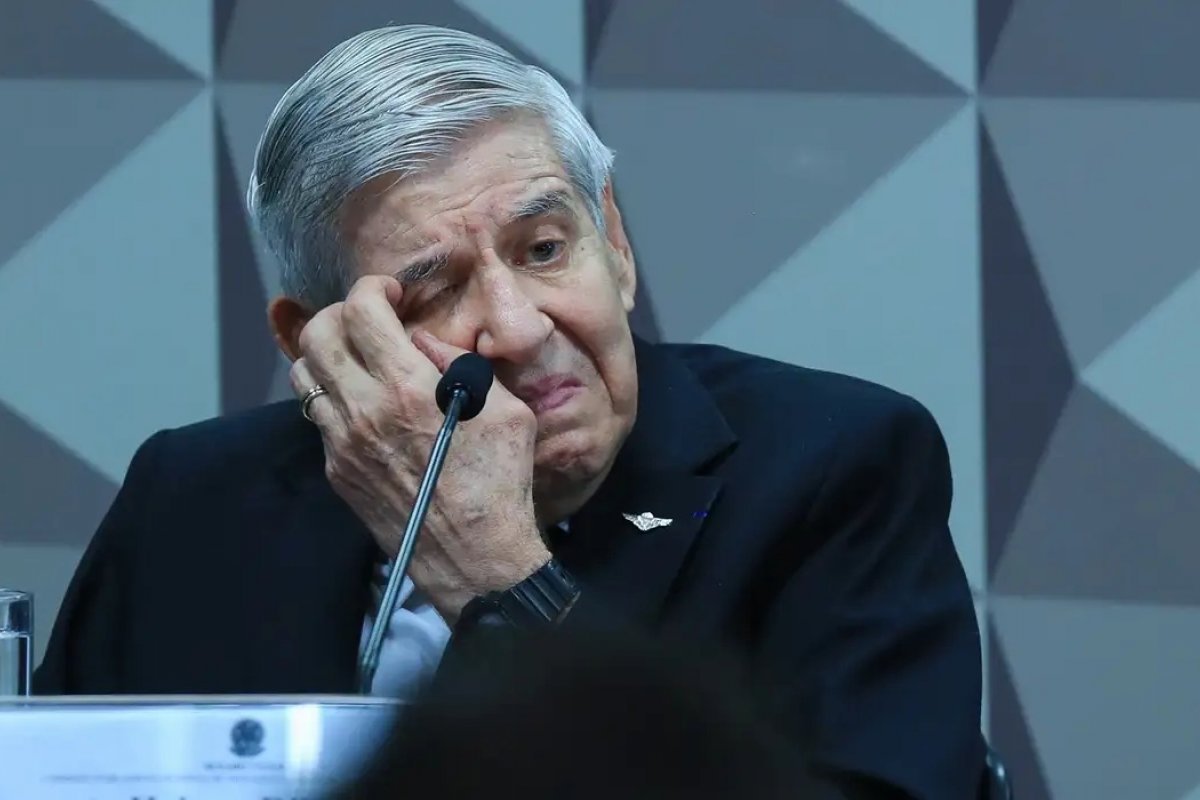 Vídeo: Augusto Heleno passa a cumprir prisão domiciliar após decisão de Moraes