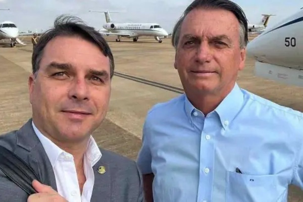 "A saúde dele vem em primeiro lugar", diz Flávio após Bolsonaro cancelar entrevista