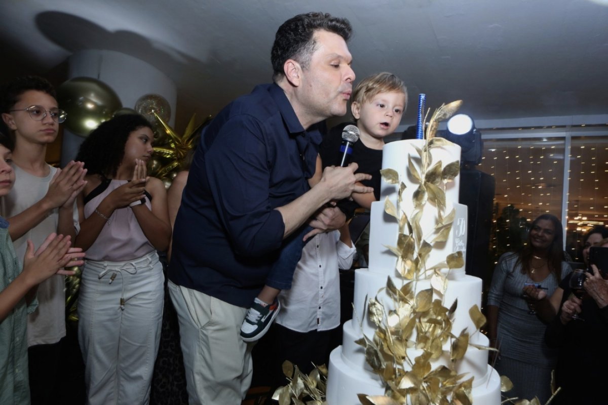Decorador Carlos Lamoglia comemora seus 50 anos com festão no RJ!